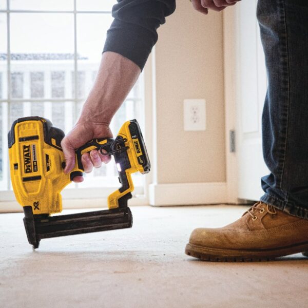 DEWALT  20V MAX* XR® 18 GA CORDLESS NARROW CROWN STAPLER KIT